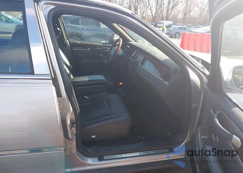 2010 Lincoln Town Car Signature Limited из США, поврежденный, VIN 2LNBL8CV7AX624611